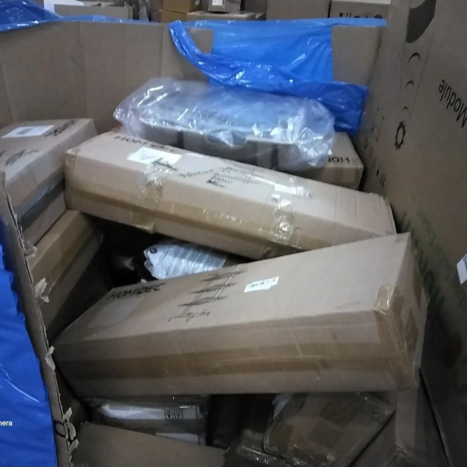 PALLET OF ASSORTED ITEMS TO INCLUDE AN SUF COOLER , DIGITAL DRUMS,  PENDANT LIGHT , DRYING RACK 