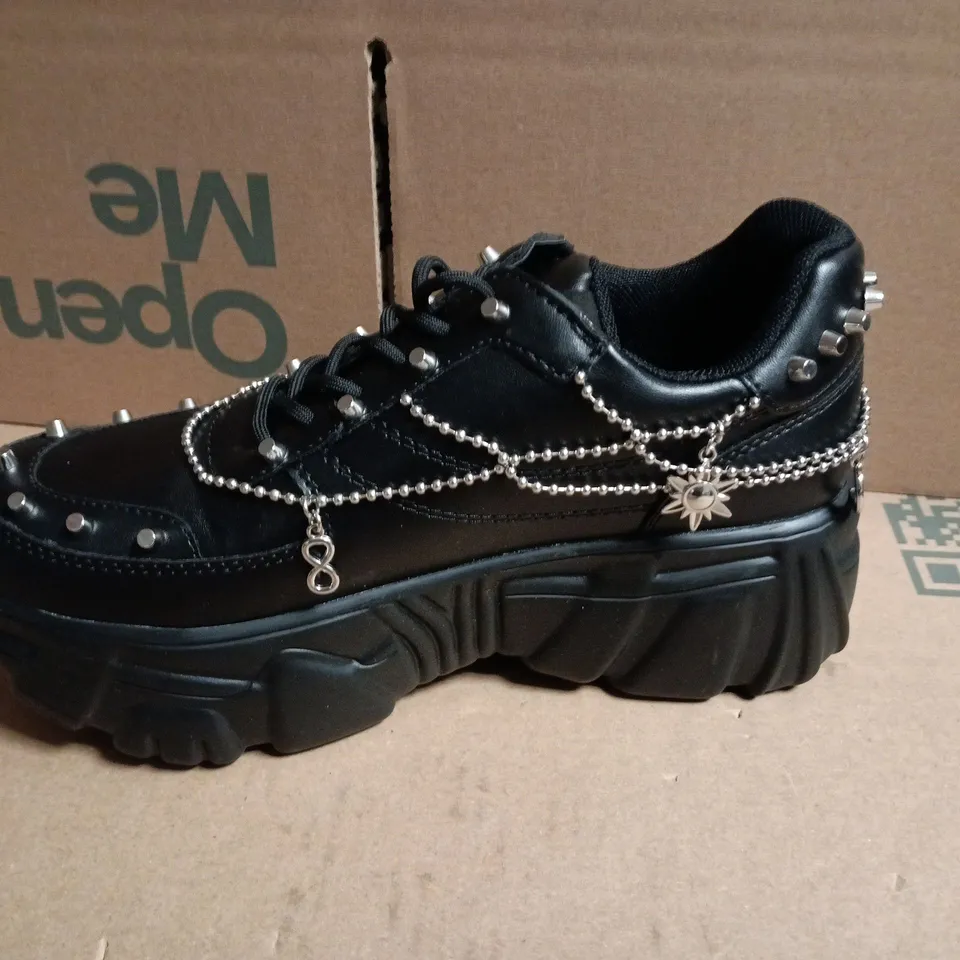 BOXED KOI JINX MYSTIC CHARM TRAINERS – UK 6 