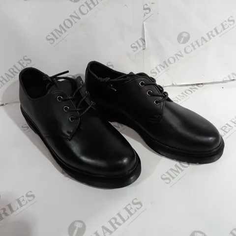 PAIR OF DR MARTENS SIZE 9 BLACK SHOES