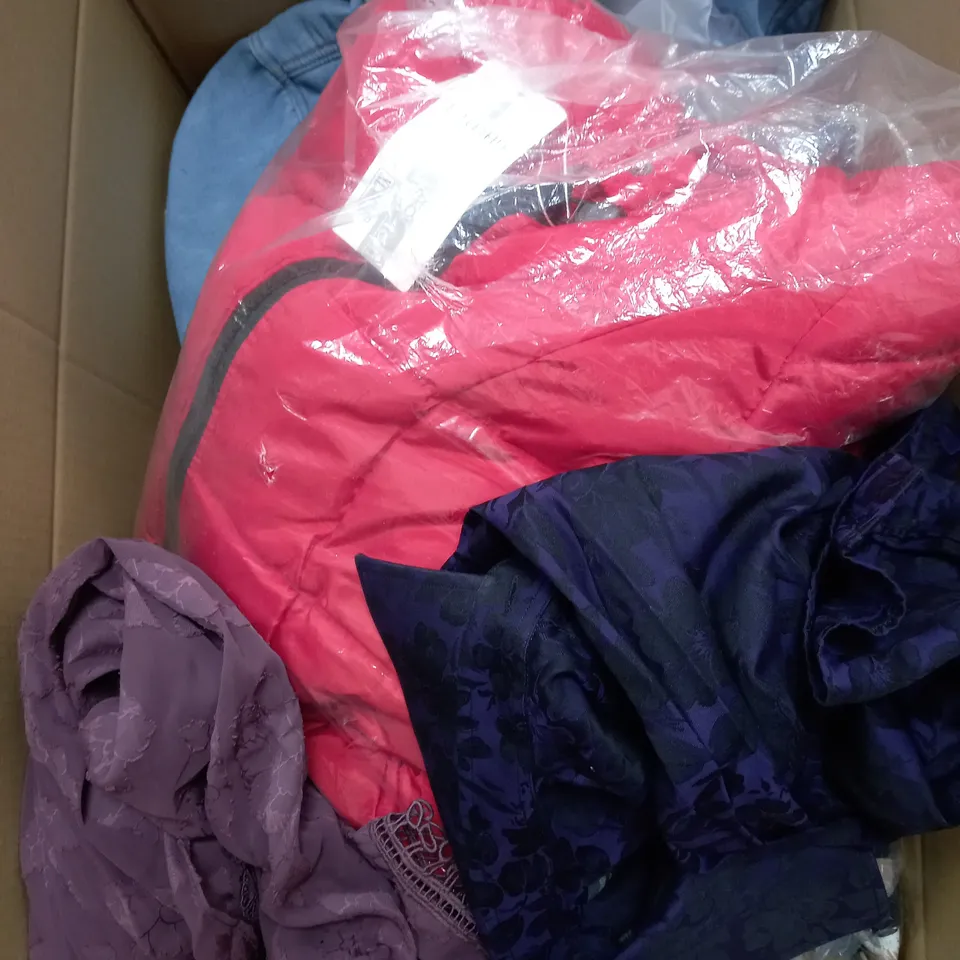 BOX OF APPROXIMATELY 25 ASSORTED CLOTHING ITEMS TO INCUDE - HAT ,SHORTS , DRESS ETC