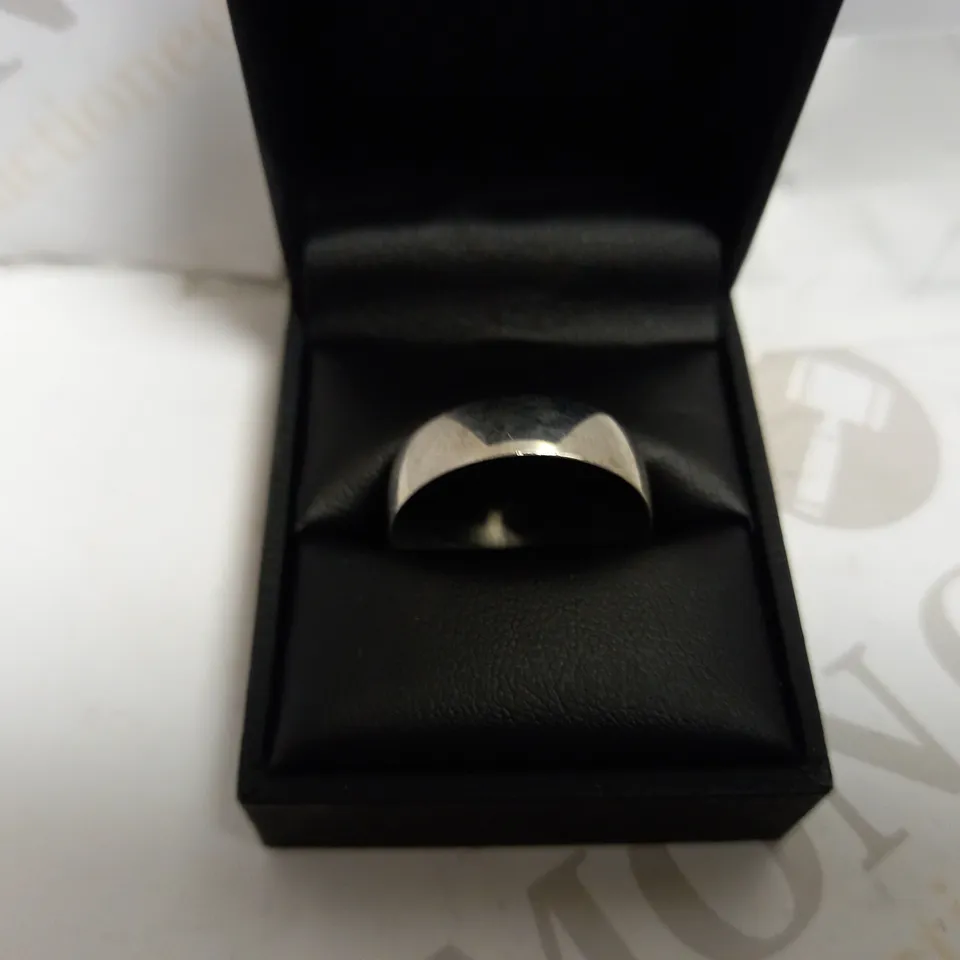 BOXED SILVER EFFECT BAND RING