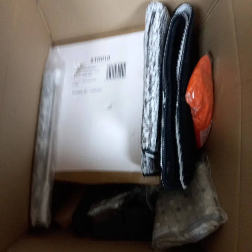 BOX OF ASSORTED HOUSEHOLD ITEMS TO INCLUDE COVERS, PILLOWS, WELCOME MATS ETC 