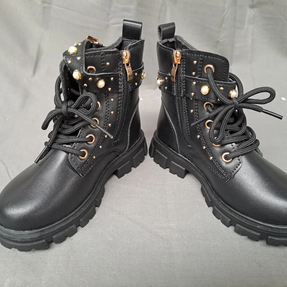 BOXED PAIR OF DESIGNER KIDS ANKLE BOOTS IN BLACK EU SIZE 30