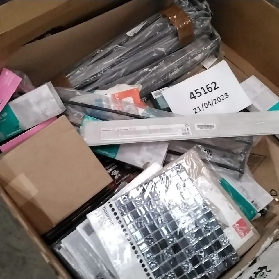 PALLET OF ASSORTED BATHROOM FURNITURE INCLUDING WALL TILES, FREESTANDING KIT AND GLASS SHELVING