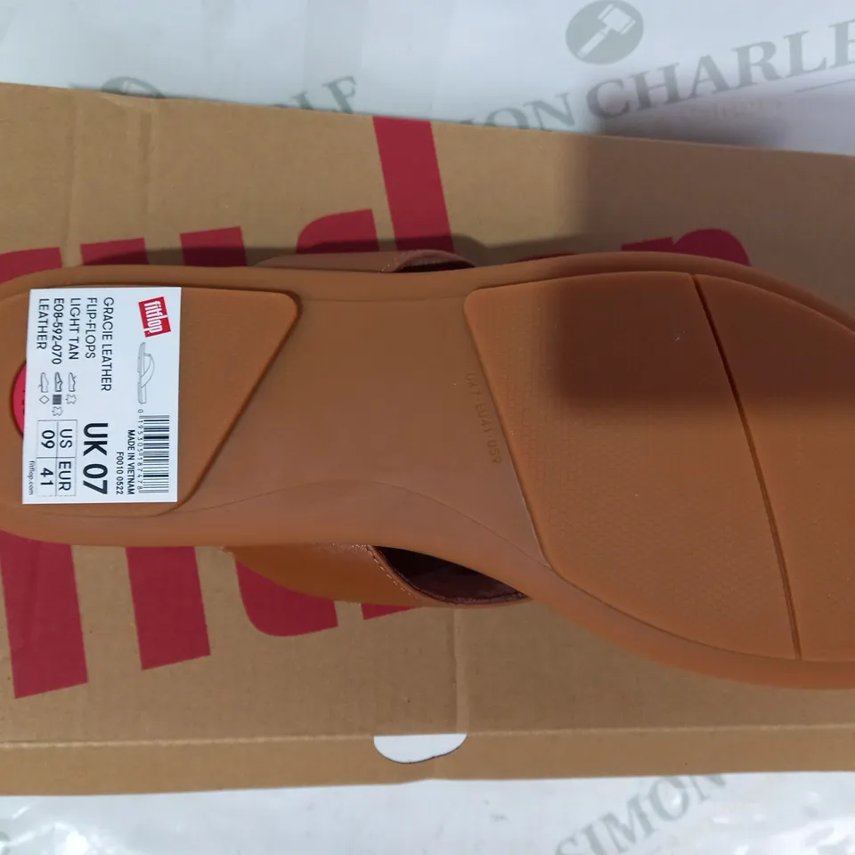 BOXED PAIR OF FITFLOP GRACIE LEATHER FLIP-FLOPS IN TAN UK SIZE 7