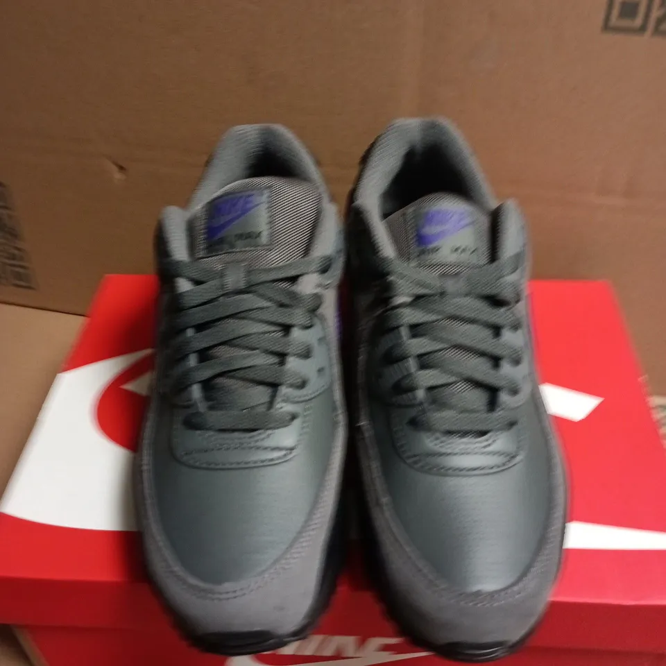 BOXED PAIR OF NIKE AIR MAX 90 TRAINERS – UK SIZE 8