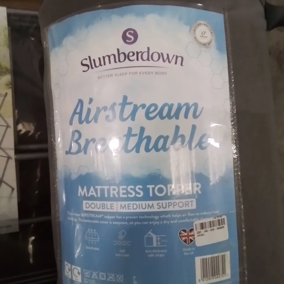 SELECTION OF APPROXIMATELY 10X QUALITY HOUSEHOLDS ITEMS TO INCLUDE X4 DUVETS, CLOTHES AIRER, MATTRESS TOPPER ROLLER BLINDS ETC. (SIZES AND PATTERNS VARY)