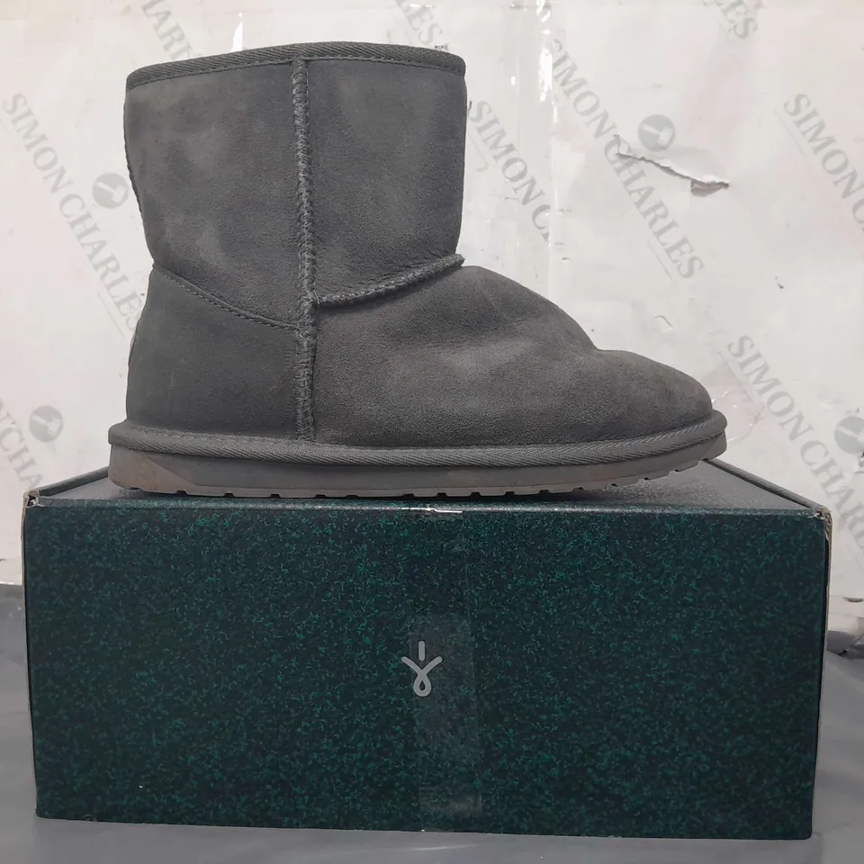 BOXED PAIR OF EMU AUSTRALIA BOOTS IN CHARCOAL SIZE 6