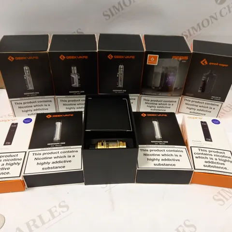 BOX OF APPROX 30 VAPING DEVICES AND ACCESSORIES TO INCLUDE GEEKVAPE Z50, ASPIRE POCKEX KIT AND ASPIRE FAVOSTIX 