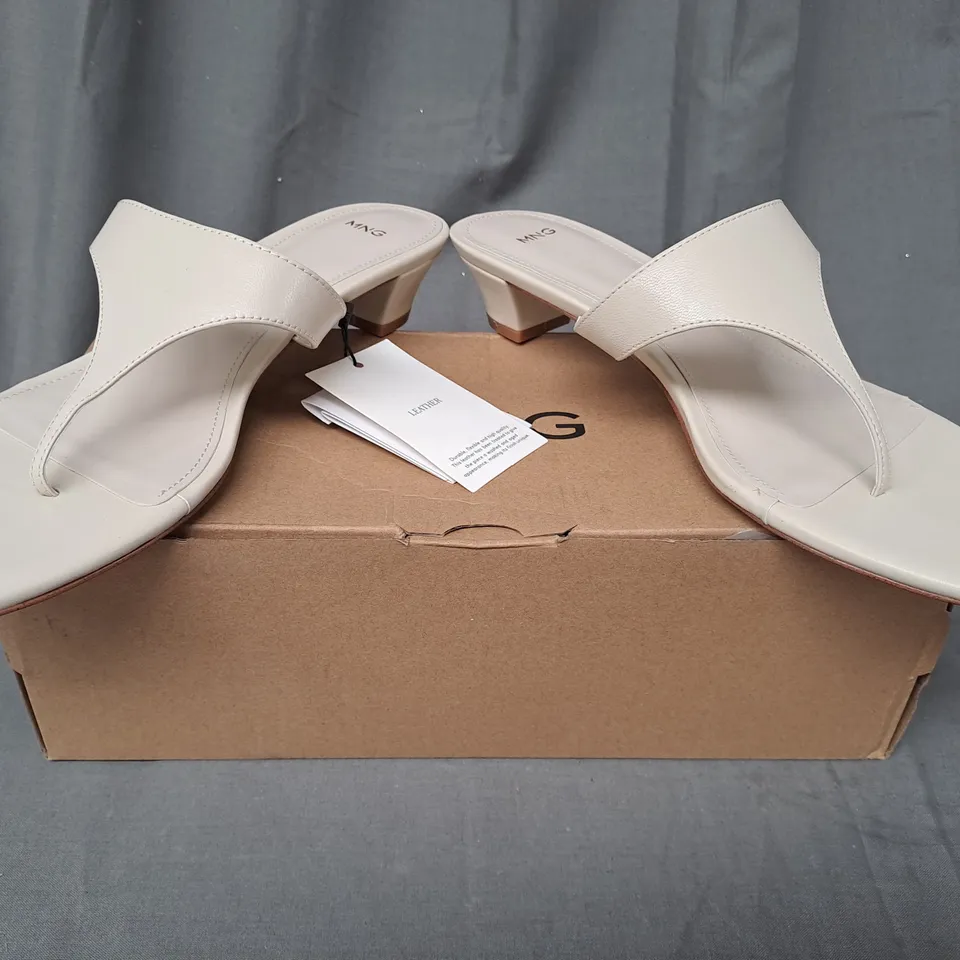 BOXED PAIR OF MNG LOW HEEL TOE-POST SANDALS IN CREAM UK SIZE 7