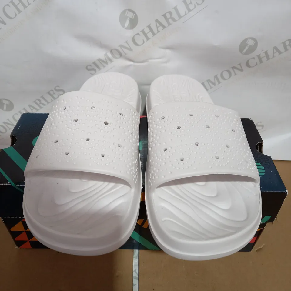 SKECHERS CALI GEAR WHITE EVA MOLD SLIDERS - SIZE 7