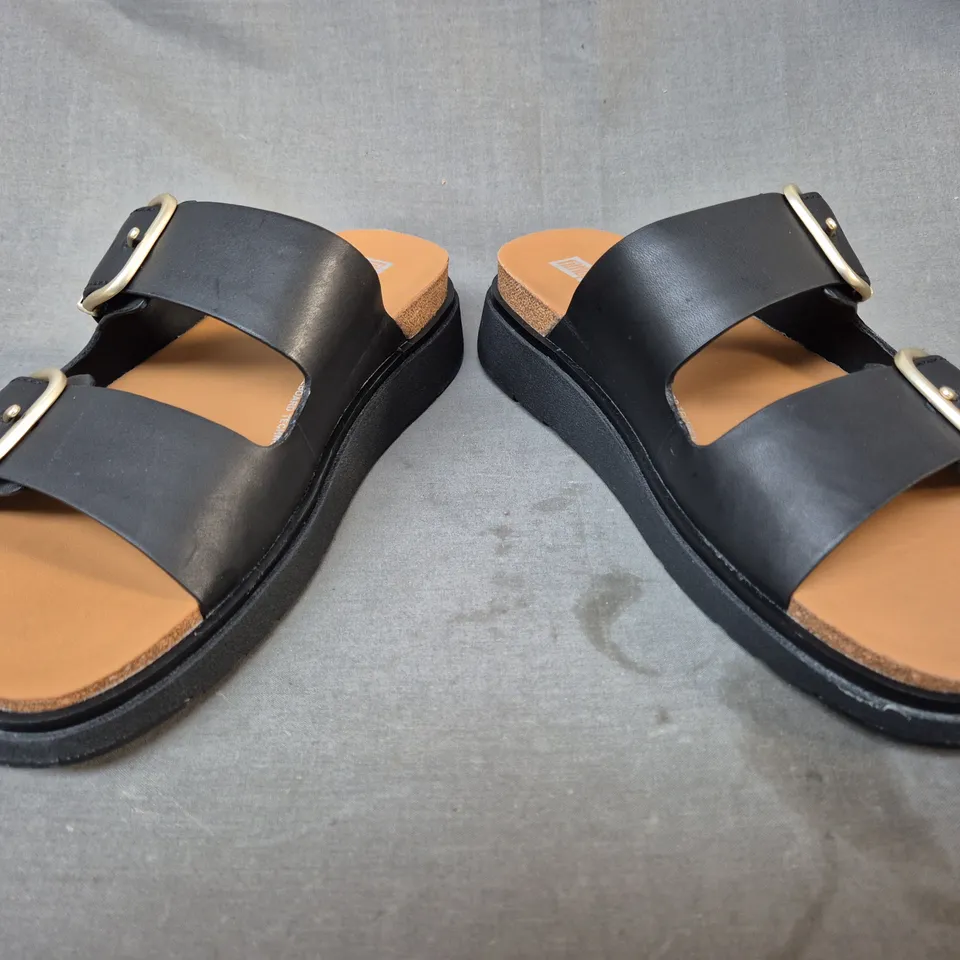 BOXED PAIR OF FITFLOP GEN-FF BUCKLE TWO-BAR LEATHER SLIDERS IN BLACK UK SIZE 6.5