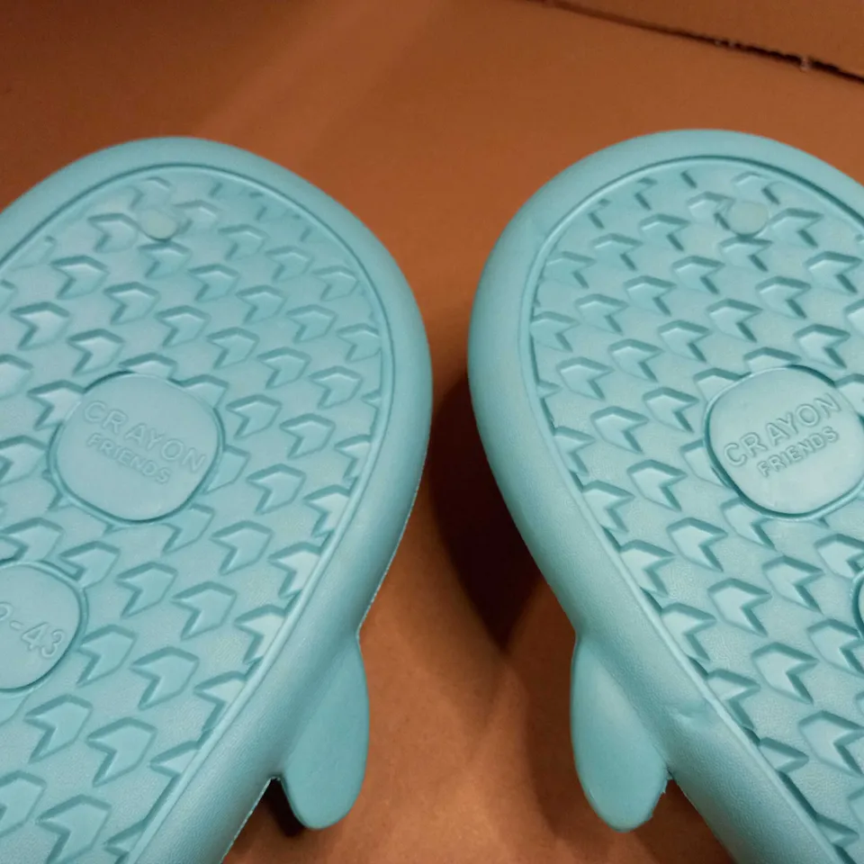 PAIR OF CRAYON FRIENDS SLIDERS - SIZE 8/9