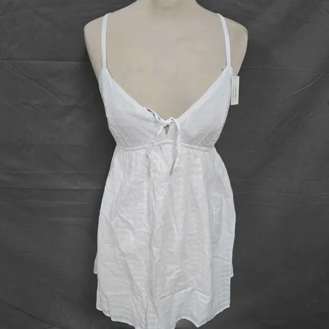 HOLLISTER OPEN BACK MINI DRESS IN WHITE SIZE S