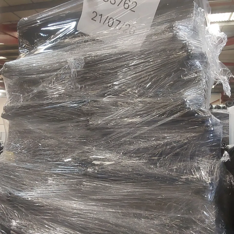 PALLET CONTAINING A VERY LARGE QUANTITY OF ASSORTED SUITCASES