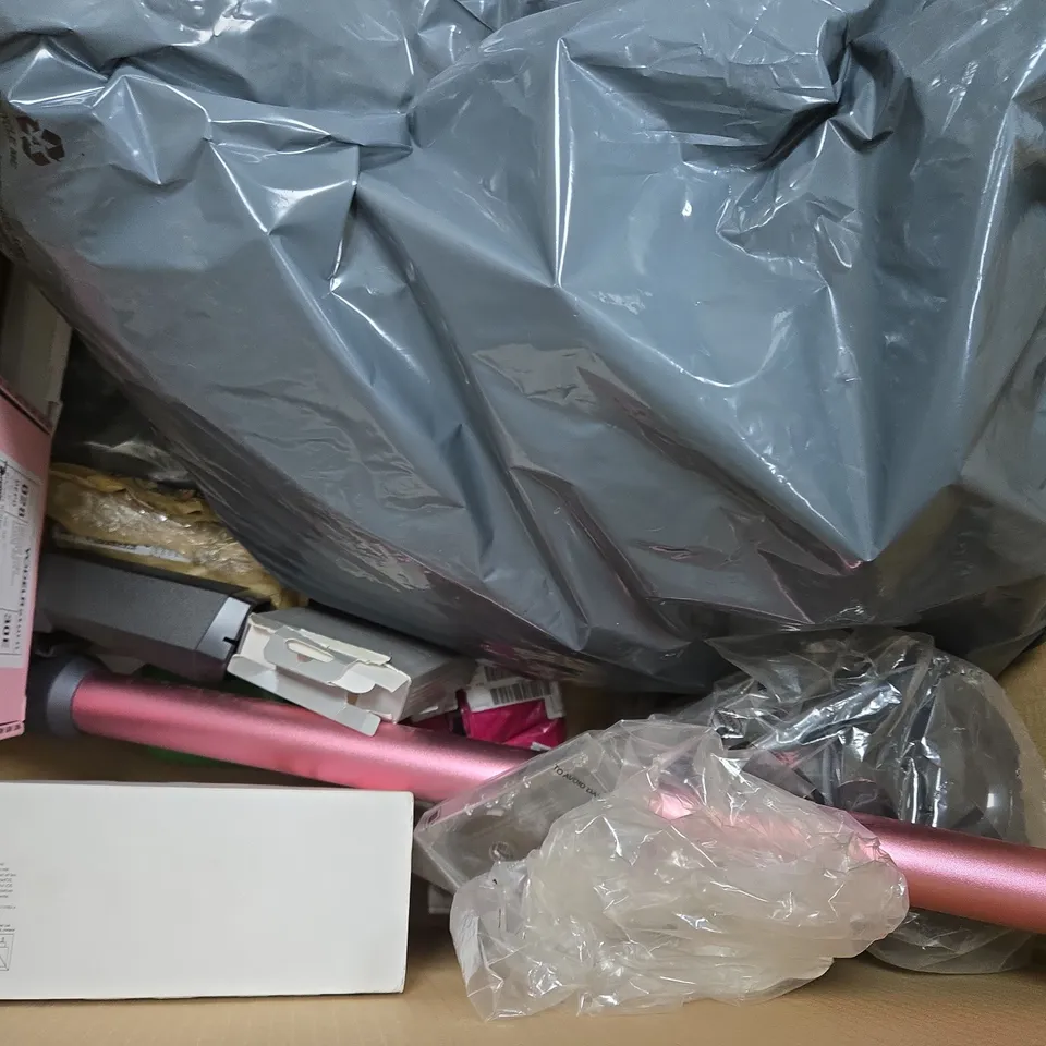 BOX OF APPROXIMATELY 5 ASSORTED HOUSEHOLD ITEMS TO INCLUDE VARIOUS AUDIO CASSETTES, ETC