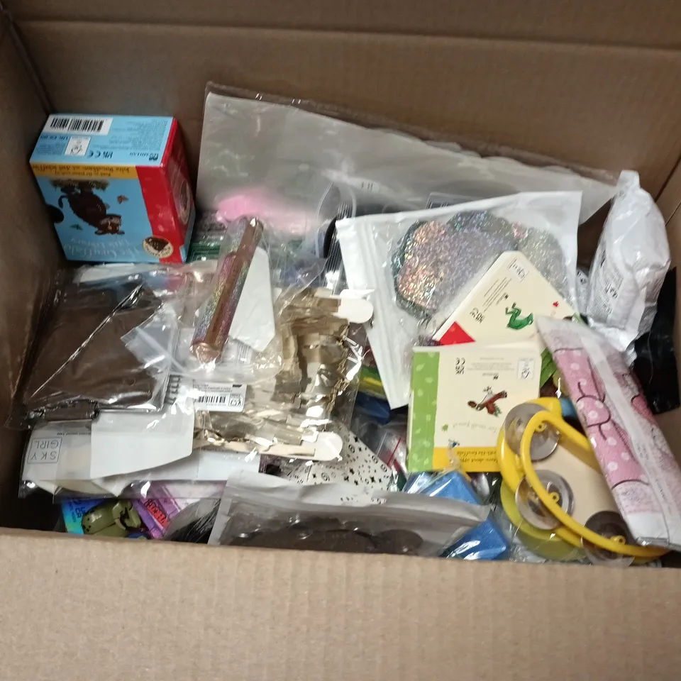 LOT OF ASSORTED CHILDREN'S TOYS, GAMES & PUZZLES INCL. UNO CARD GAME AND WOODEN PUZZLES