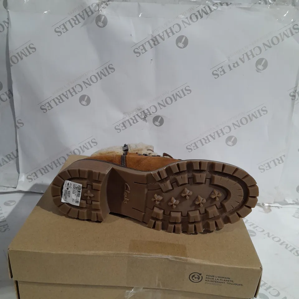 BOXED PAIR OF CLARKS LOW HEEL ANKLE BOOTS IN TAN UK SIZE 7