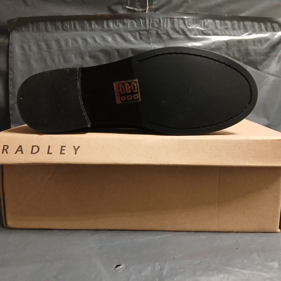 BOXED PAIR OF RADLEY THREADNEEDLE ROW SHOES IN BLACK SIZE UK 4