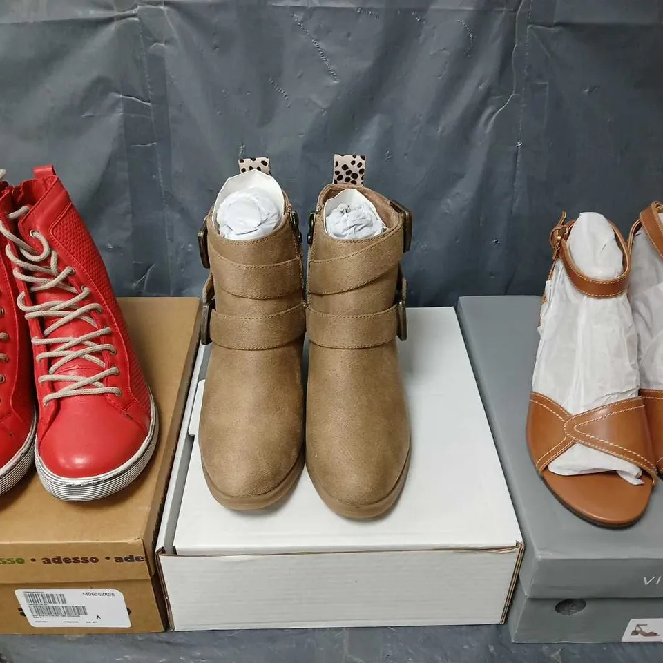 7 ASSORTED PAIRS OF SHOES & FOOTWEAR TO INCLUDE VIONIC, ADESSO, BLOWFISH, ETC