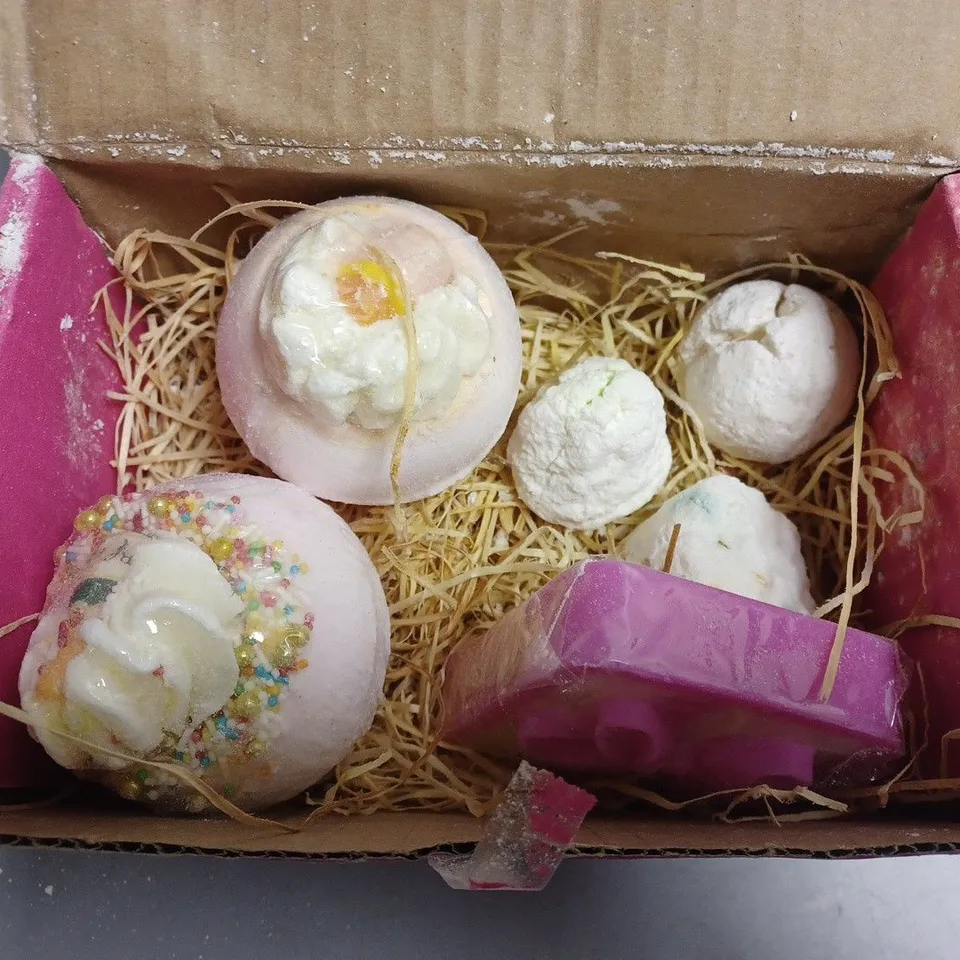 BOMB COSMETICS PROSECCO PARTY BATH BOMBS