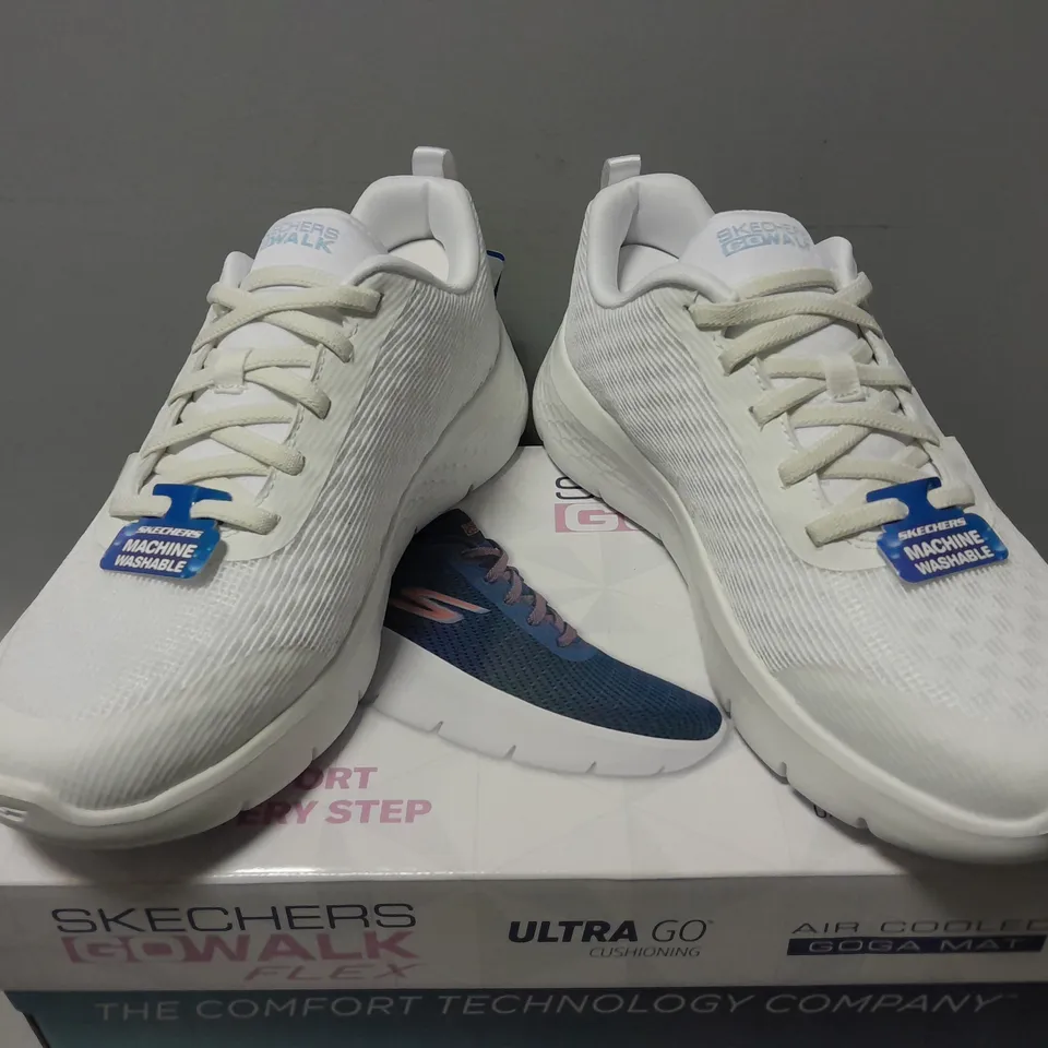 BOXED PAIR OF SKECHERS GO WALK FLEX TRAINERS IN WHITE - UK 5