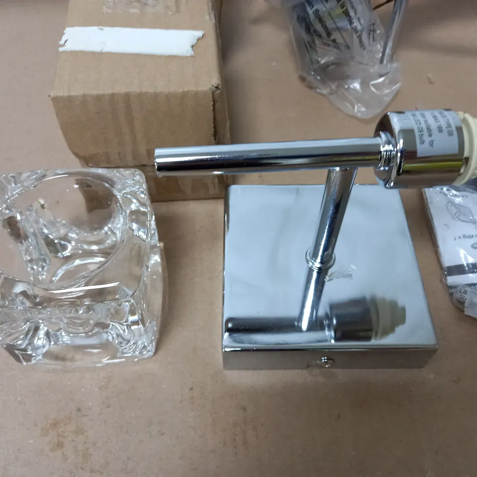LOT OF 3 ASSORTED ITEMS INCLUDE SINGLE ICE CUBE WALL LIGHT, 3-LAMP ICECUBE CEILING LIGHT AND MSI 31.5" GAMING MONITOR