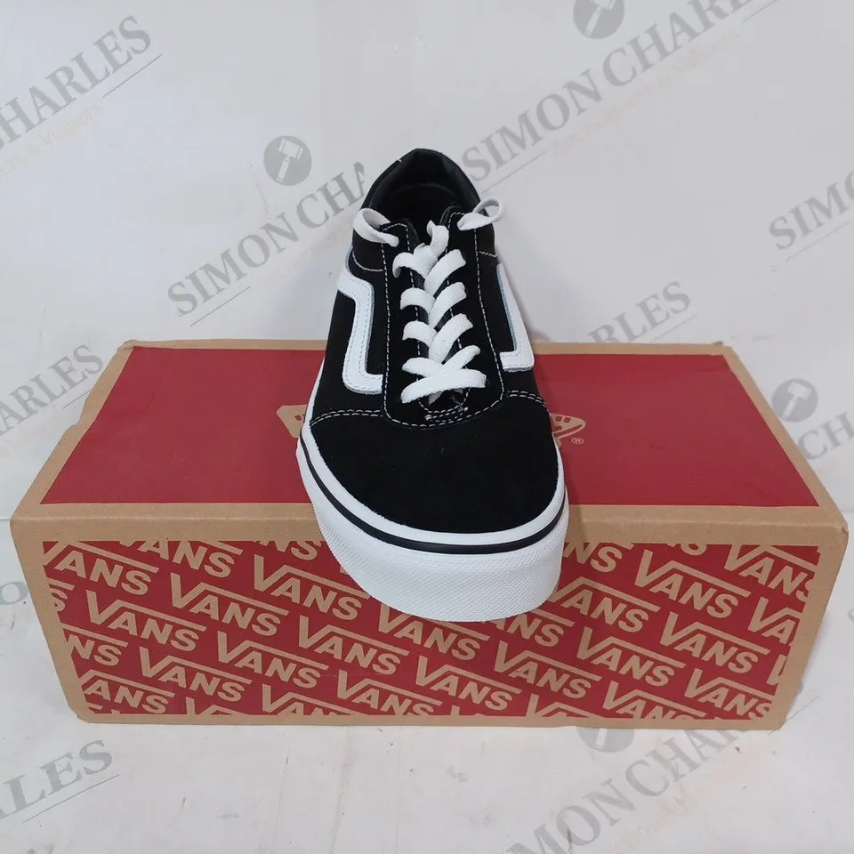 BOXED PAIR OF VANS WARD SUEDE/CANVAS SHOES IN BLACK/WHITE UK SIZE 4