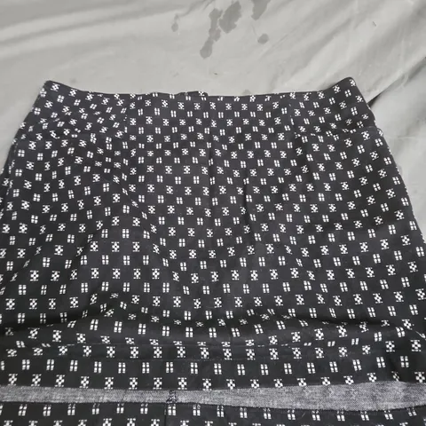 FAT FACE WOMEN'S SKIRT UK 16 – NAVY WITH WHITE GEOMETRIC PRINT