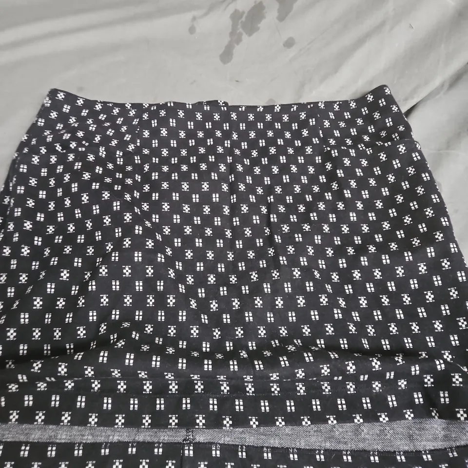 FAT FACE WOMEN'S SKIRT UK 16 – NAVY WITH WHITE GEOMETRIC PRINT