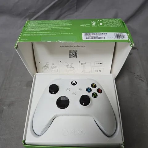 XBOX WIRELESS CONTROLLER – ROBOT WHITE FOR XBOX SERIES X|S, XBOX ONE, AND WINDOWS 10 DEVICES