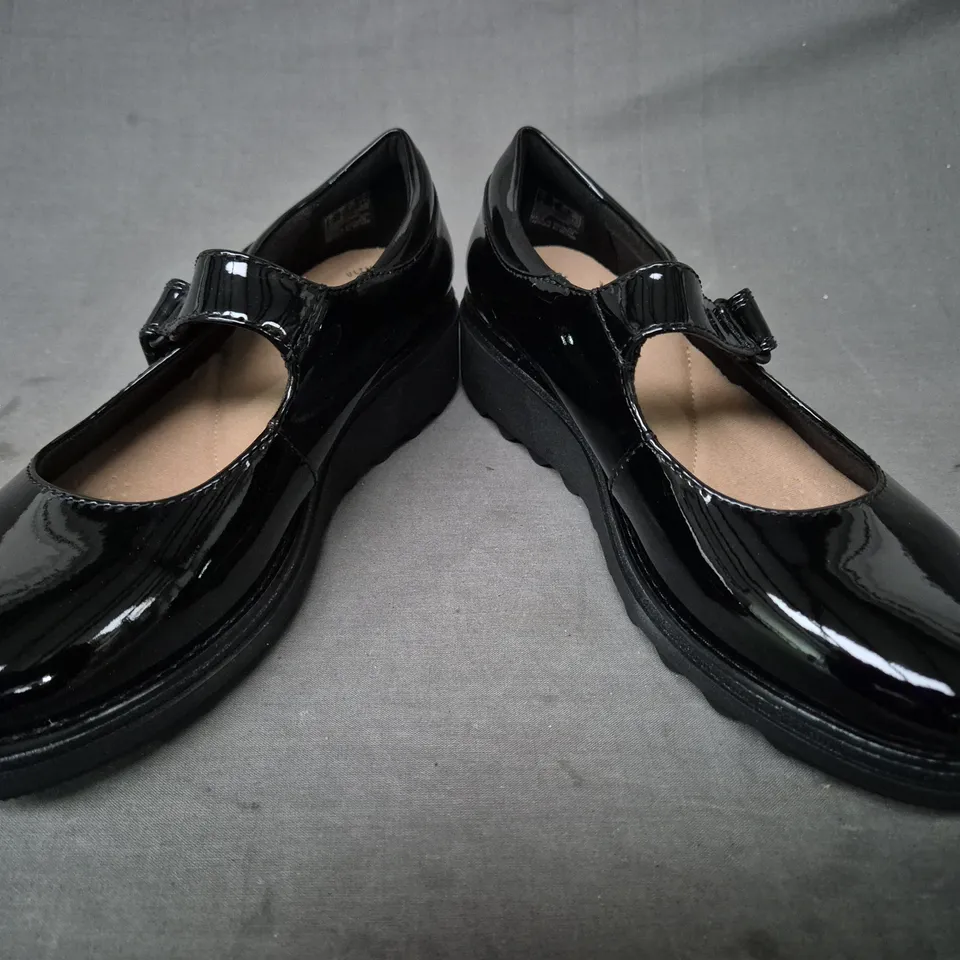 BOXED PAIR OF COLLECTION BY CLARKS SHOES IN BLACK SIZE 4.5