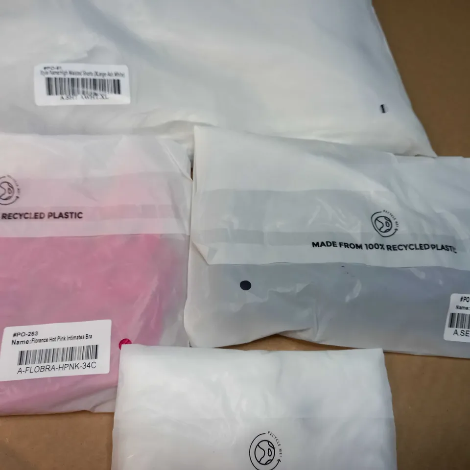 LOT OF APPROX 4 PACKAGED LOUNGE PRODUCTS VARYING IN STYLE/COLOUR/SIZE