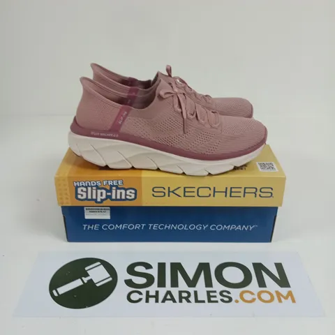 BOXED PAIR OF SKECHERS D'LUX WALKER 2.0 TRAINERS IN PURPLE - UK 7