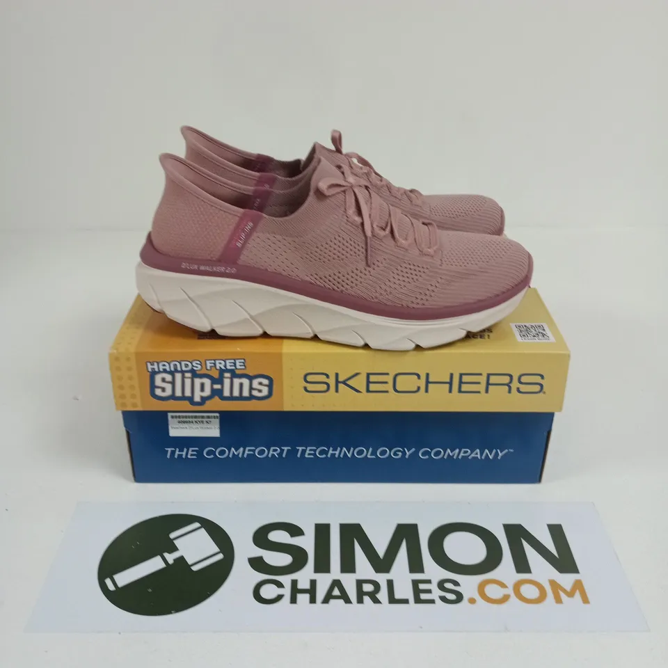 BOXED PAIR OF SKECHERS D'LUX WALKER 2.0 TRAINERS IN PURPLE - UK 7