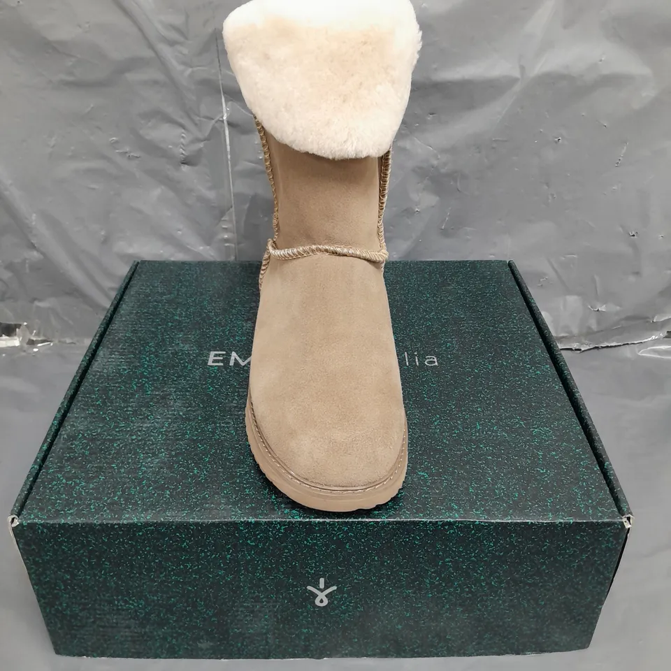 BOXED PAIR OF EMU AUSTRALIA BOOTS IN MUSHROOM SIZE 6