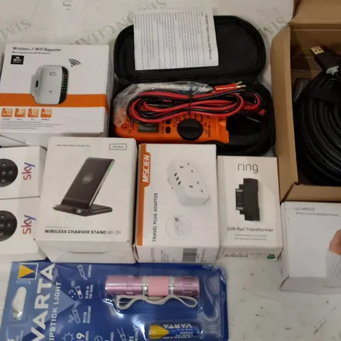 LOT OF 18 ASSORTED ITEMS TO INCLUDE DIGITAL CLAMP METER, RING RAIL TRANSFORMER AND WIFI REPEATER