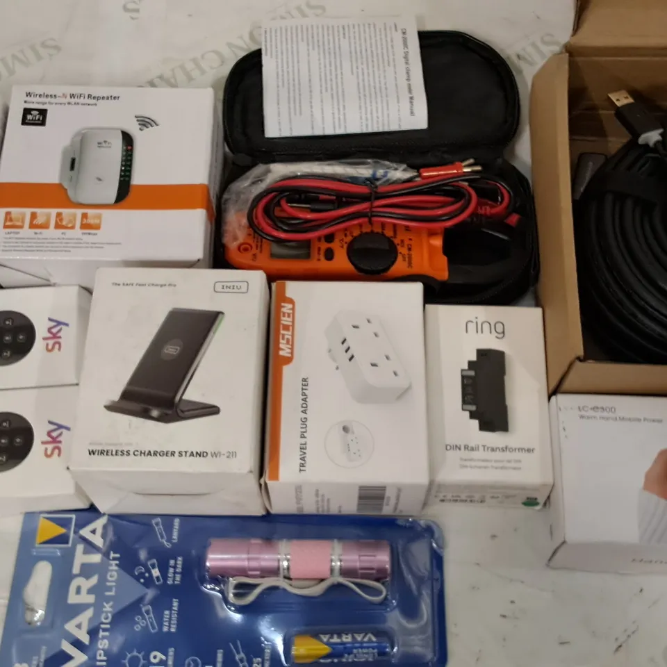 LOT OF 18 ASSORTED ITEMS TO INCLUDE DIGITAL CLAMP METER, RING RAIL TRANSFORMER AND WIFI REPEATER