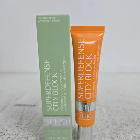 CLINIQUE SUPERDEFENSE CITY BLOCK SPF 50 