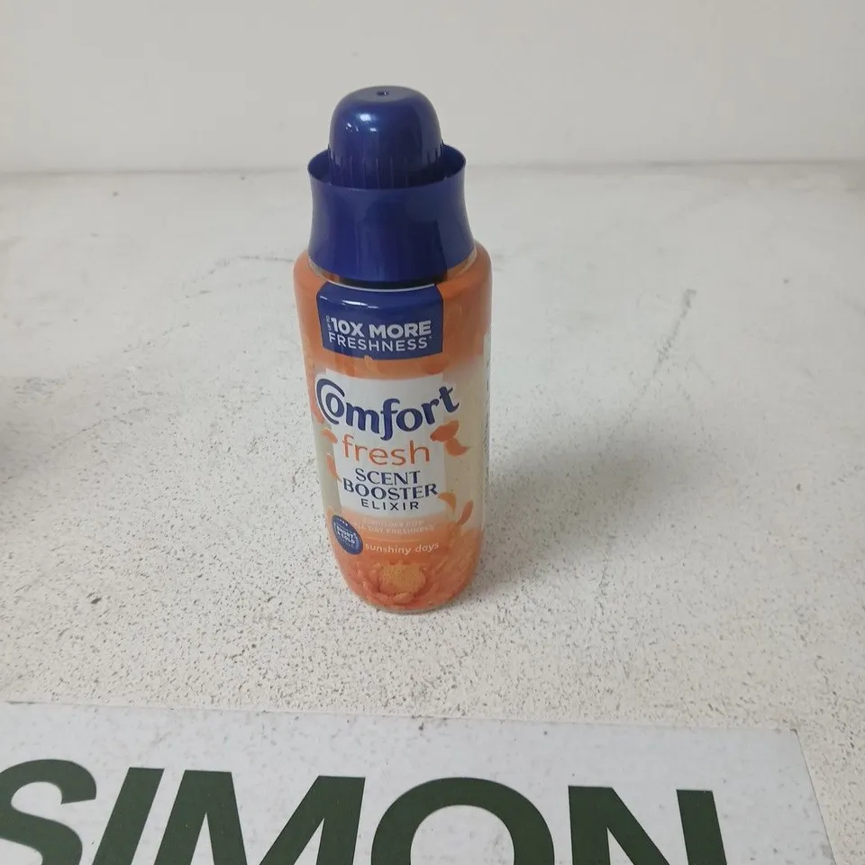 APPROXIMATELY 12 ASSORTED HOUSEHOLD LIQUIDS INCLUDING DETTOL SPRAY , DOMESTOS THICK BLEACH AND COMFORT FRESH SCENT BOOSTER