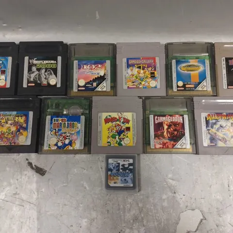 APPROX 11 ASSORTED NINTENDO GAMEBOY GAMES TO INCLUDE CARMAGEDDON, SUPER MARIO BROS DELUXE, WRESTLEMANIA 2000, ETC