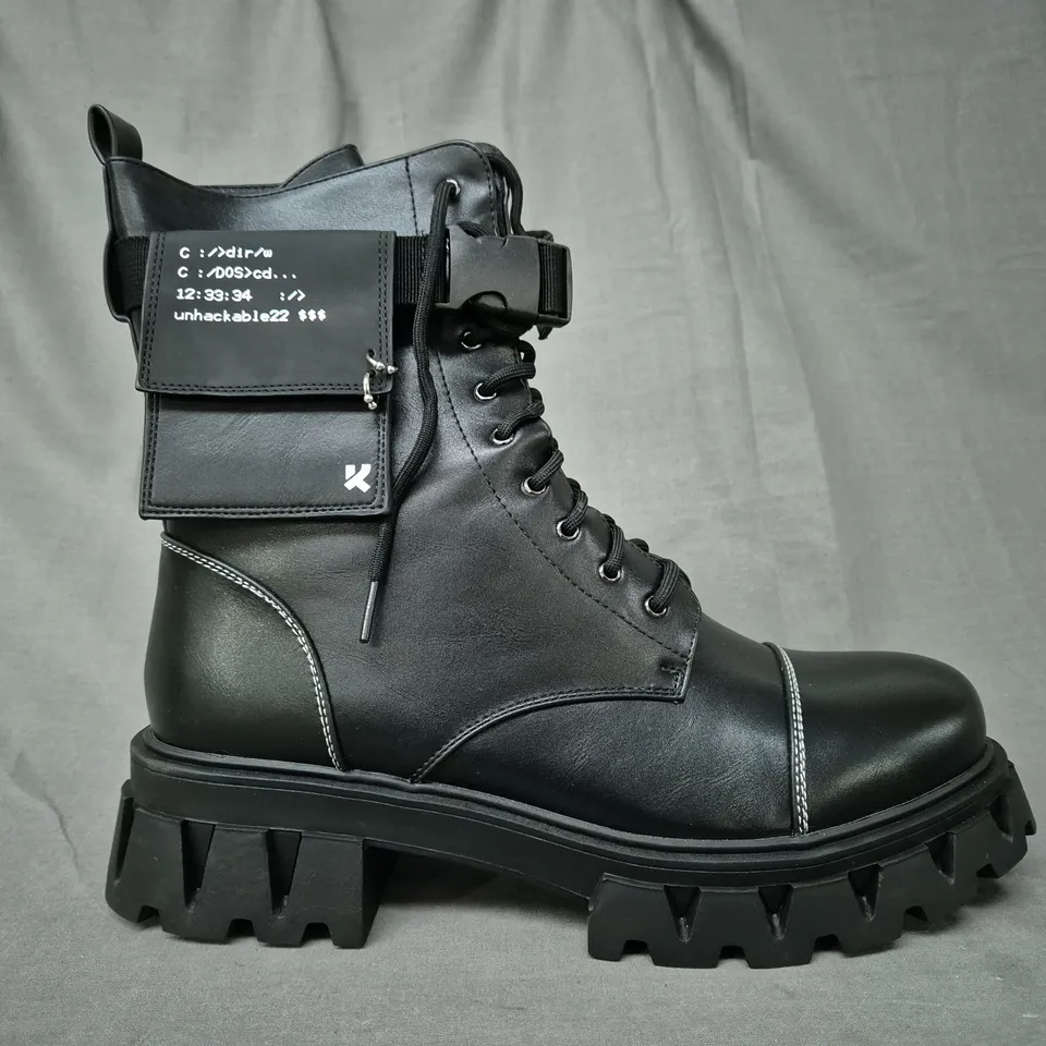 BOXED PAIR OF KOI BANSHEE MEN'S FALLOUT CYBER BOOTS IN BLACK UK SIZE 11