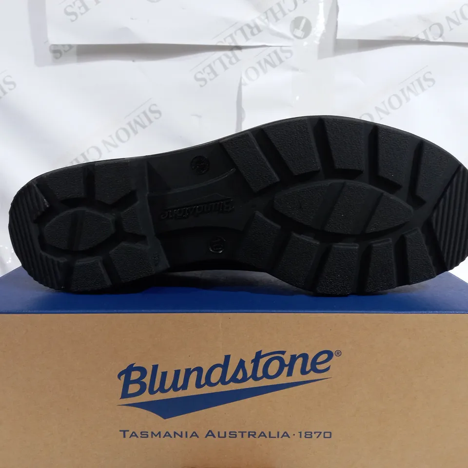 PAIR OF BLUNDSTONE ELASTIC SIDED BOOTS FINISTERRE IN BROWN  - UK SIZE 10