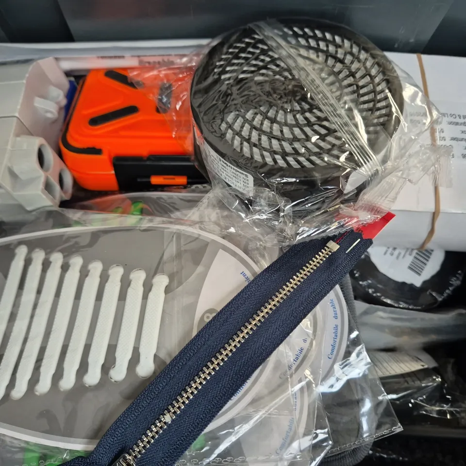 APPROXIMATELY 10 ASSORTED HOUSEHOLD ITEMS TO INCLUDE GEL PRINTING PLATE, SIMPSONS COASTERS, ETC