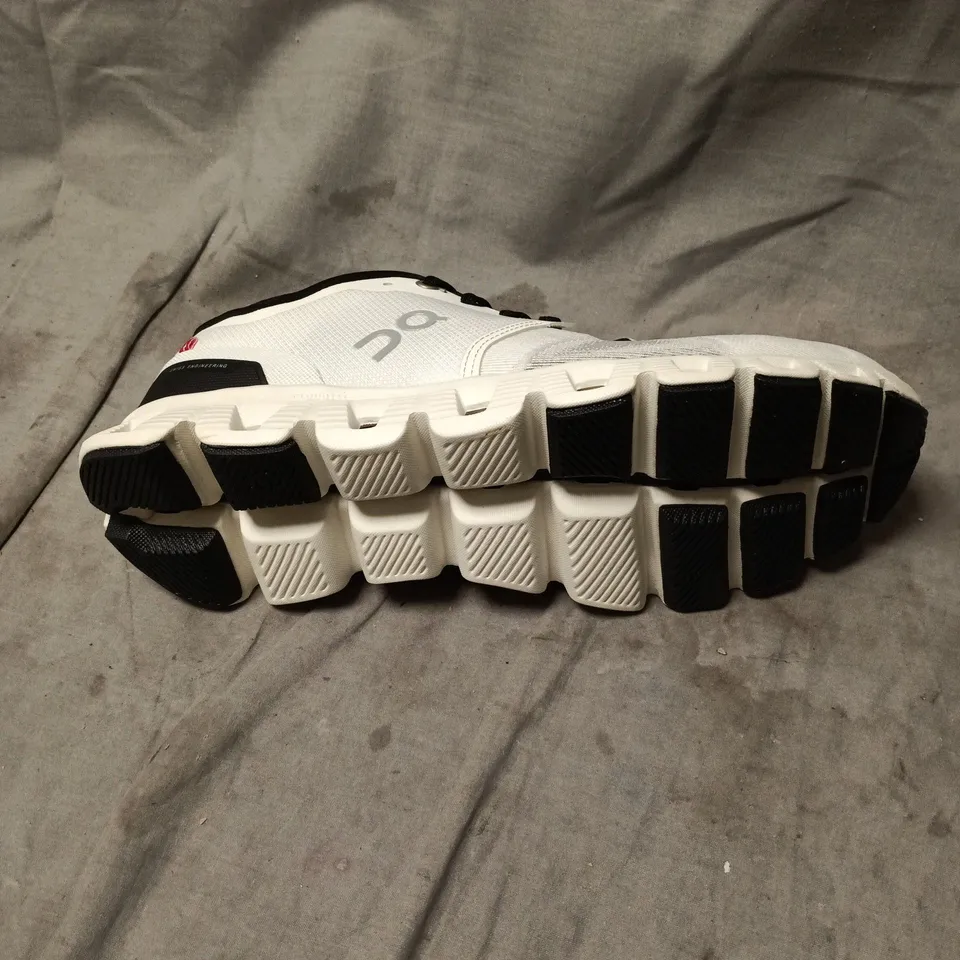 ON RUNNING WHITE MESH TRAINERS – UNISEX SIZE 9