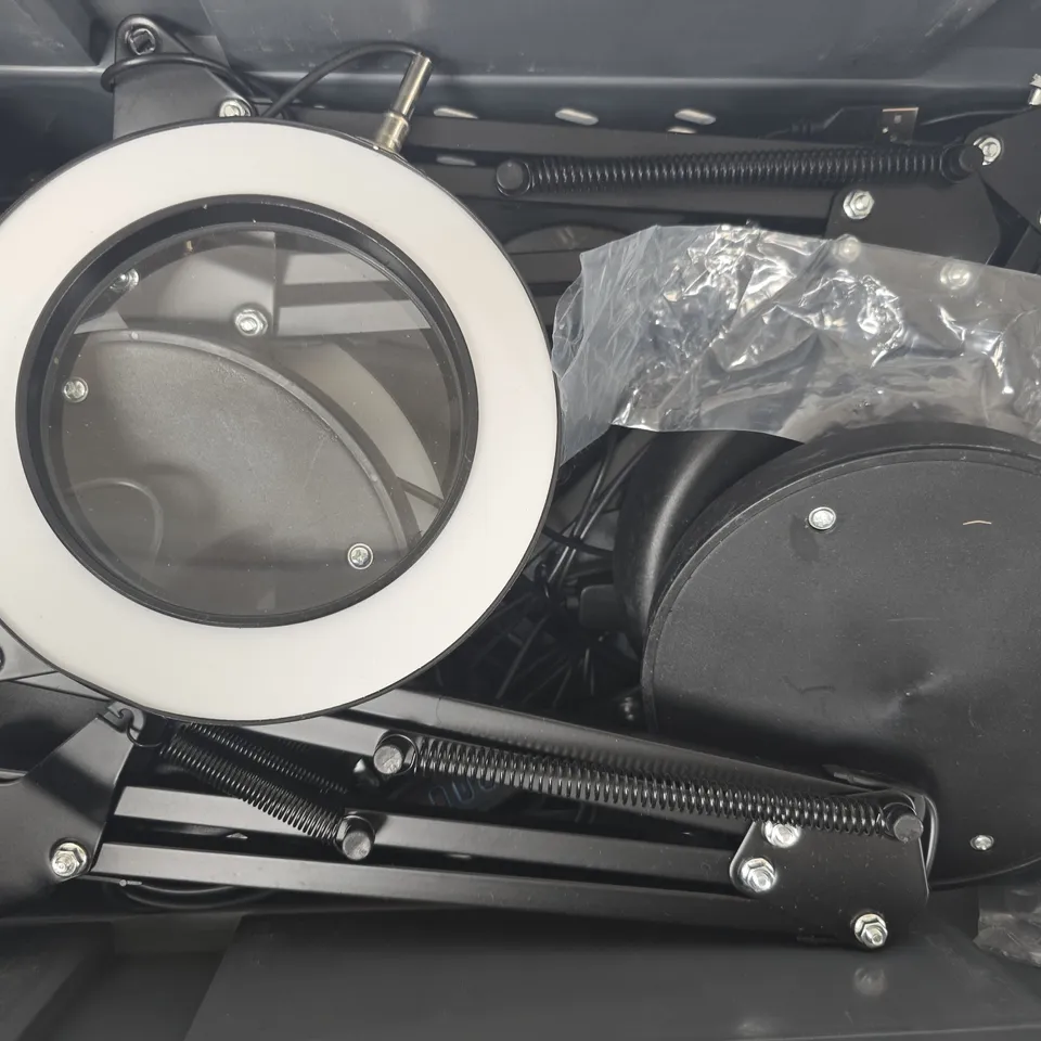 APPROXIMATELY 5 ASSORTED STREAMING ACCESSORIES TO INCLUDE RING LIGHT, ETC