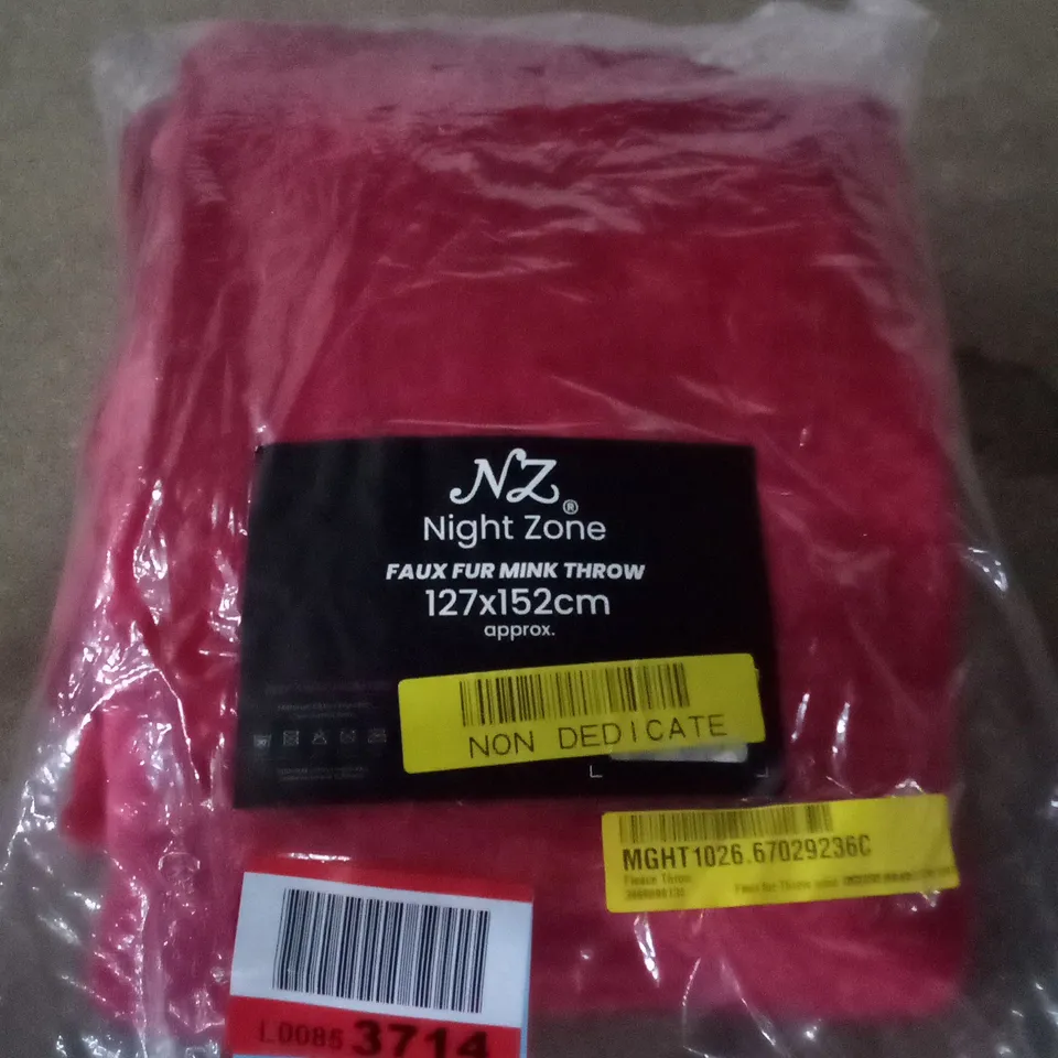 BAGGED FLEECE THROW
