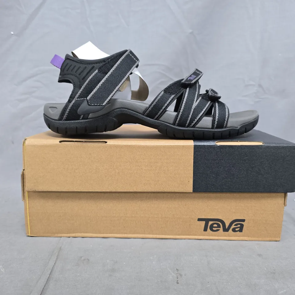 BOXED PAIR OF TEVA OPEN TOE STRAPPY SANDALS IN BLACK SIZE UK 6