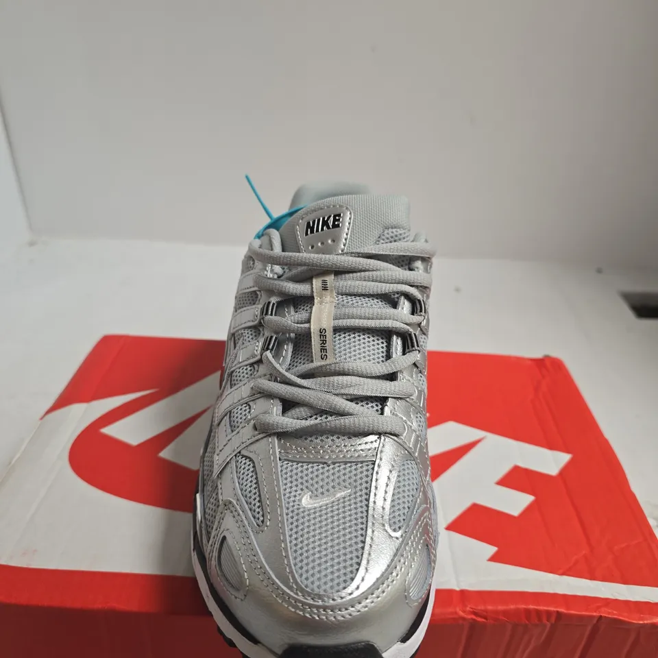 BOXED PAIR OF NIKE P-6000 TRAINERS – MEN'S UK 7.5