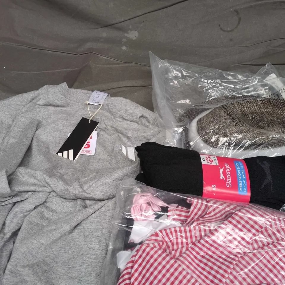 APPROXIMATELY 20 ASSORTED CLOTHING PRODUCTS IN VARIOUS STYLES & SIZES TO INCLUDE JACKETS, T-SHIRTS, DRESSES ETC